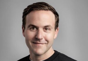 مایکل گوندا را به عنوان مدیر ارشد ارتباطات منصوب شد