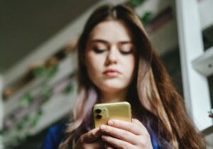 استفاده مفرط، فشار روانی در کاهش زمان حضور در فضای مجازی