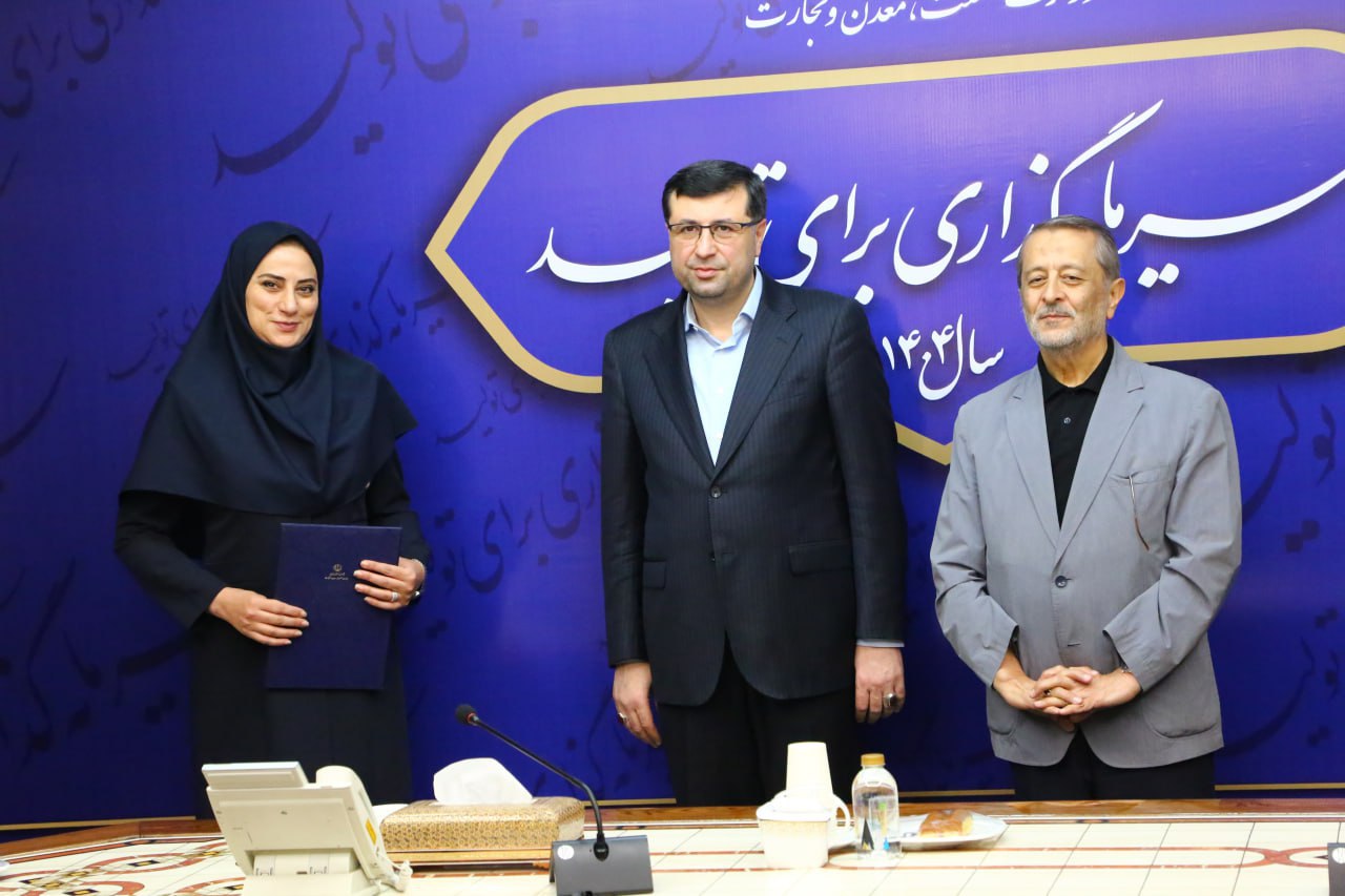 مشاور وزیر صمت از مدیر روابط عمومی ایمیدرو تقدیر به عمل آورد