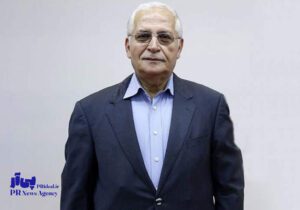 معتمدنژاد نظریه‌های ارتباطی را با دیدگاه حقوقی و توسعه‌ای نقد می‌کرد