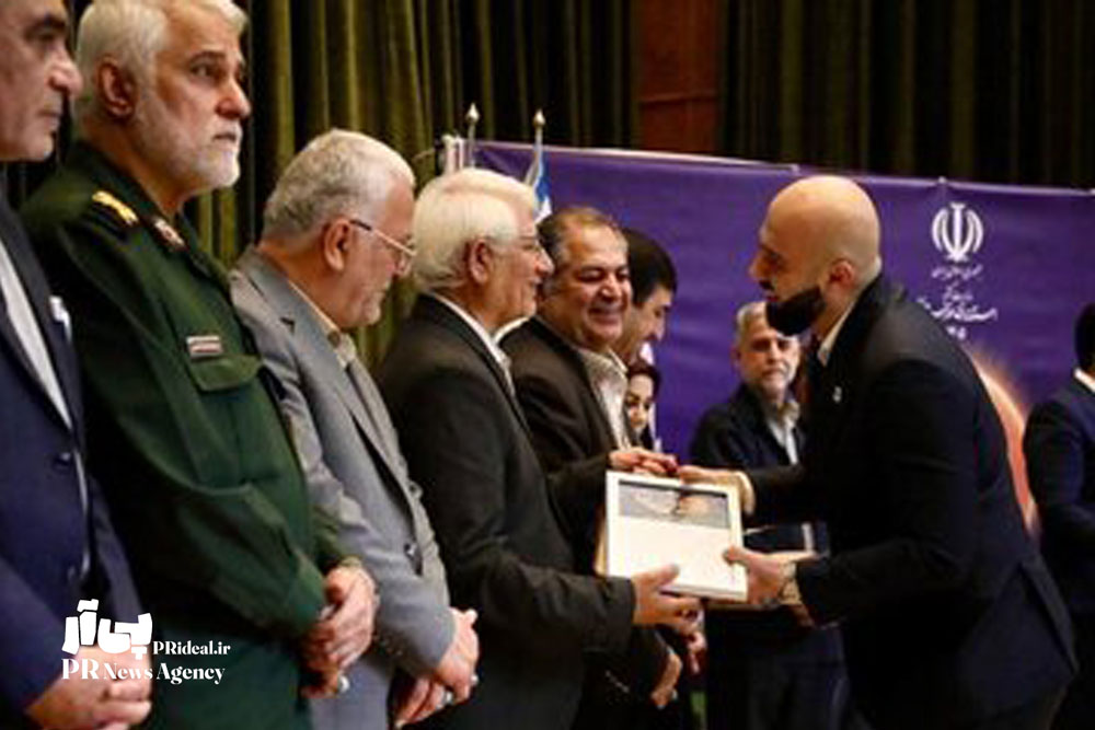 تندیس جشنواره سلام به روابط عمومی شرکت فولاد خوزستان رسید